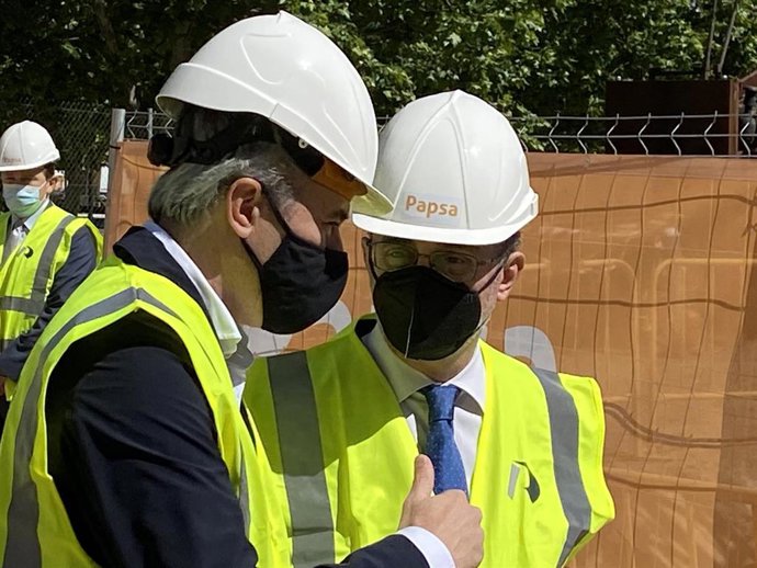 El alcalde de Zaragoza, Jorge Azcón, conversa con el presidente del Gobierno de Aragón, Javier Lambán.