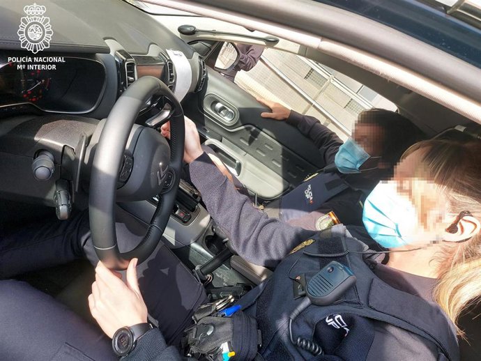 Agentes de la Policía Nacional en un vehículo.