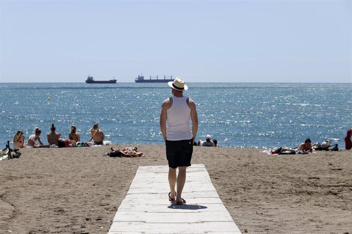 Bañistas en las playas de Málaga capital