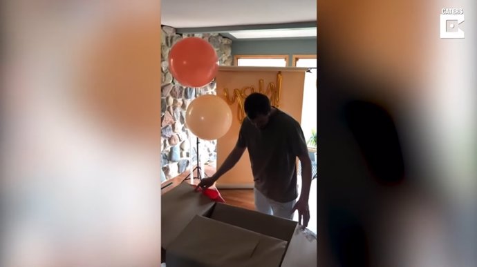 Este hombre se emociona al recibir un pastor alemán como regalo sorpresa por su cumpleaños