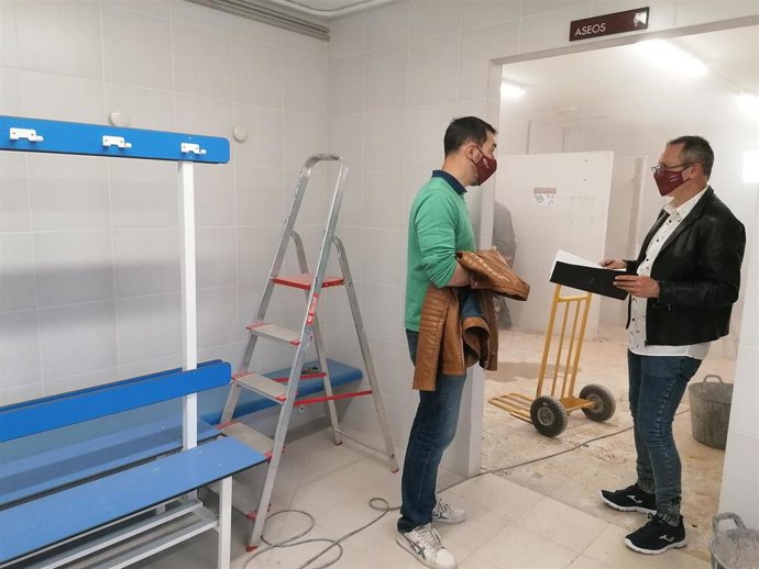 Las Norias incrementa su accesibilidad con la adaptación de los vestuarios junto a las pistas de tenis y pádel