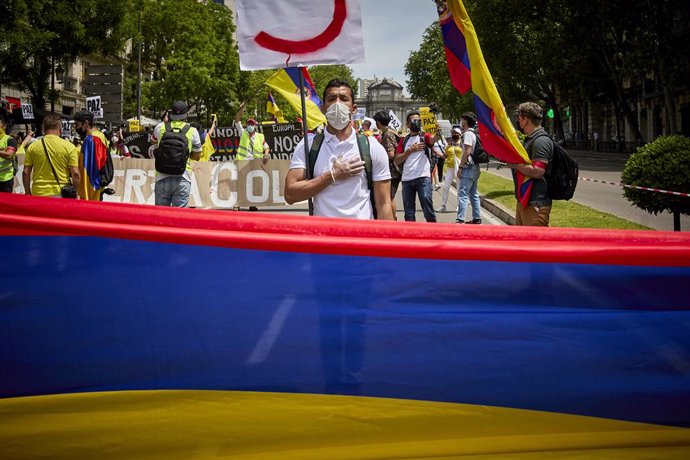 Un hombre se lleva la mano al pecho durante una manifestación de apoyo al pueblo colombiano, a 8 de mayo de 2021, en Madrid (España). Esta protesta en la capital se suma a las convocadas en distintos puntos de la geografía internacional y tiene como obj