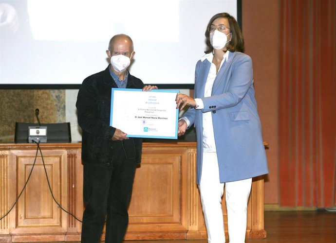 José Manuel Navia recoge el 'Piedad Isla' de manos de Ángeles Armisén.