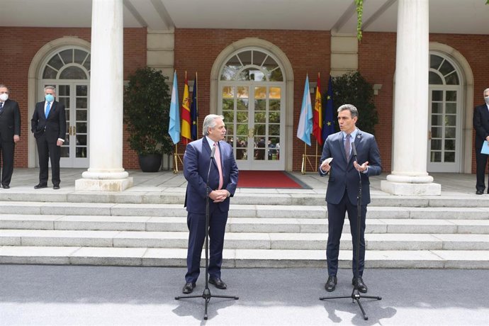 El presidente de la República Argentina, Alberto Fernández (i) y el presidente del Gobierno, Pedro Sánchez (d) intervienen en el Complejo de la Moncloa, a 11 de mayo de 2021, en Madrid (España). La visita se produje después de que el Gobierno enviara la