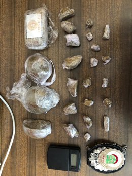 Detenido el dueño de un local de Parla al detectar perros policía medio kilo de hachís escondido en nevera y cafetera