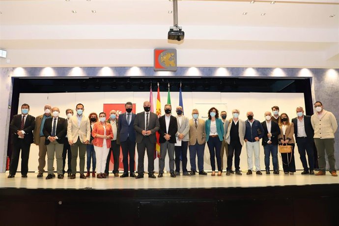 El presidente de la Diputación de Córdoba, Antonio Ruiz (centro), en el encuentro con las comunidades de regantes.