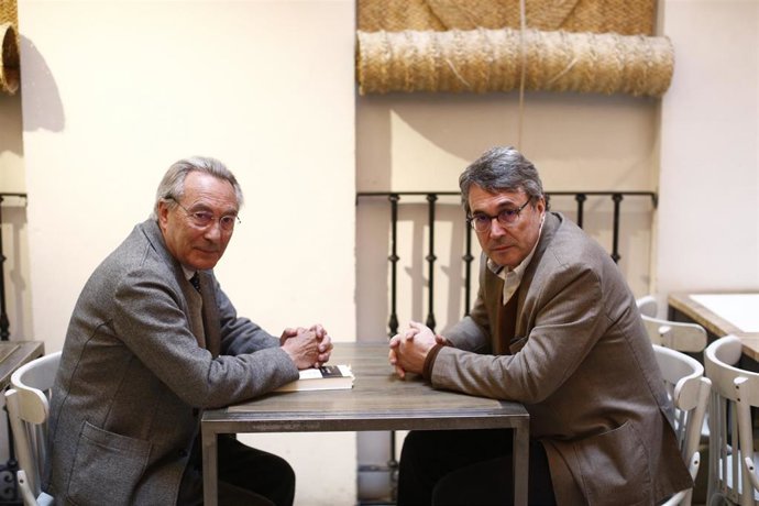 Archivo - El poeta Jacobo Cortines y el escritor Andrés Trapiello.