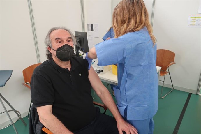 El conseller de Educación y Formación Profesional, Martí March, en el momento de recibir la vacuna contra la Covid-19 en el polideportivo Germans Escalas.