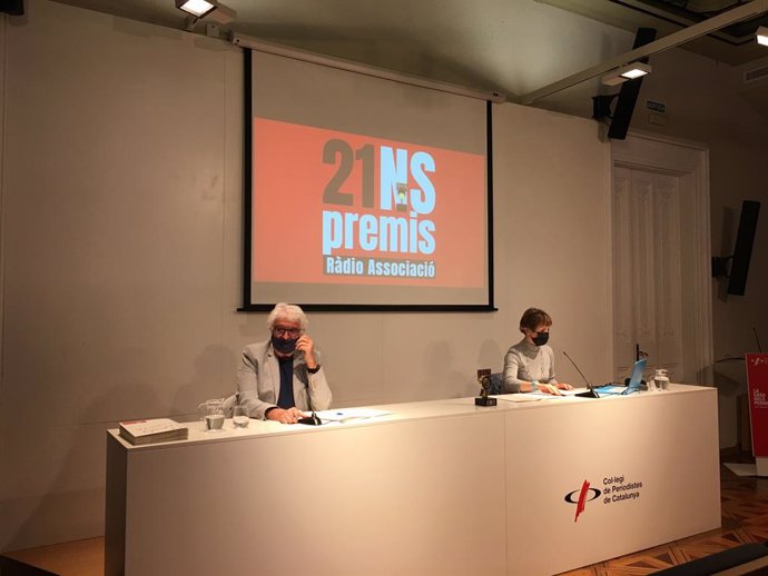El president de Rdio Associació, Jordi Margarit, i la secretria, Margarida Molas, en la roda de premsa de presentació dels Premis Rdio Associació 2021.