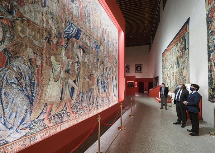 Tomás Quintana visita la exposición 'Comneros. 500 años' en las Cortes de Castilla y León.