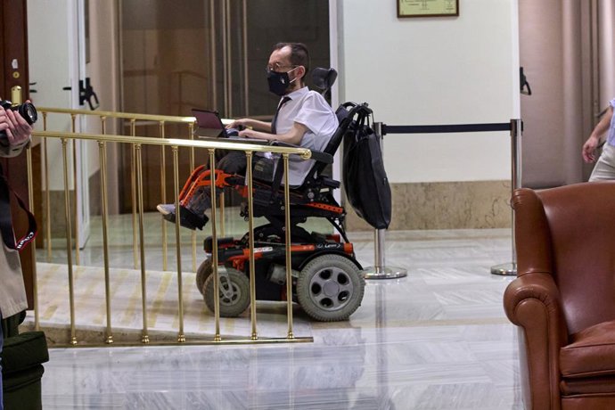 El portavoz de Unidas Podemos en el Congreso, Pablo Echenique, a su llegada a una Junta de Portavoces, a 11 de mayo de 2021, en el Congreso de los Diputados, Madrid, (España).