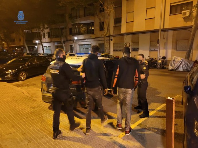 Los agentes de policía detienen a los presuntos autores del robo de un teléfono móvil en Palma.