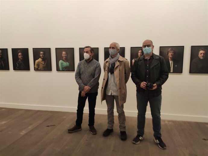 Los fotógrafos Santiago Santos, Alberto Prieto y Luis F. Lorenzo, de izquierda a derecha, en la Hospedería Fonseca de Salamanca.