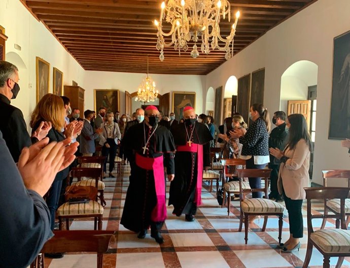 El nuncio del Papa y el obispo en su encuentro con la Curia Diocesana y los trabajadores del Obispado.