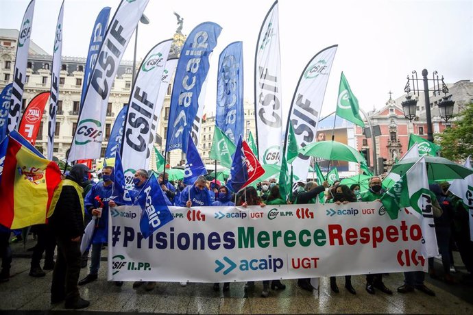 Varios funcionarios de prisiones con una pancarta en la que se lee: "Prisiones merece respeto" durante una concentración ante la Secretaría General de Instituciones Penitenciarias, a 22 de abril de 2021, en Madrid (España). Varios sindicatos, entre ello