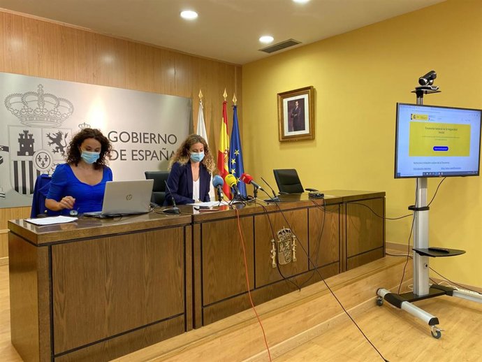 La delegada del Gobierno en Cantabria, Ainoa Quiñones (derecha) y la directora provincial de la Tesorería de la SS.SS, Eva Suárez, presentan 'Import@ss', el nuevo portal de la Seguridad Social