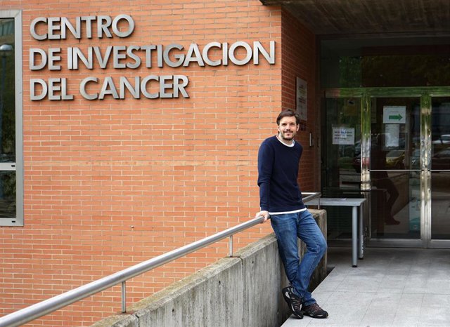 Archivo - El autor principal del estudio, Fernando Calvo Baltanás, en las puertas del Centro de Investigación del Cáncer en Salamanca.