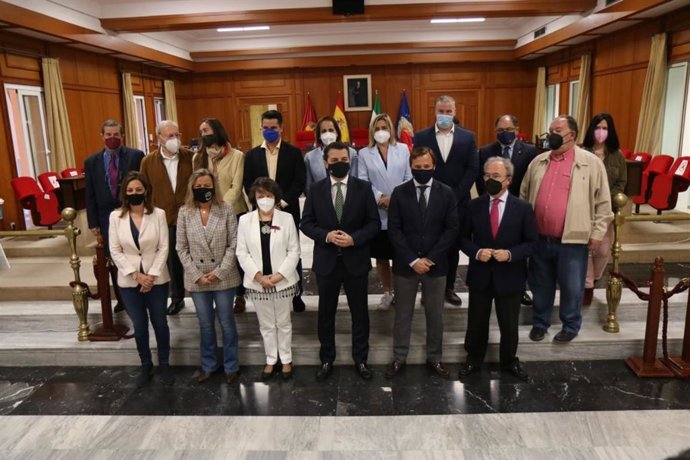 Asistentes a la reunión de la comisión delegada permanente sobre la base logística del Ejército de Tierra.