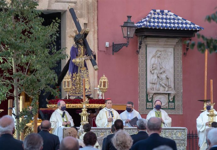 Archivo - Misa extraordinaria con motivo del  IV centenario del Señor del Gran Poder, en la Plaza de San Lorenzo, el pasado mes de octubre