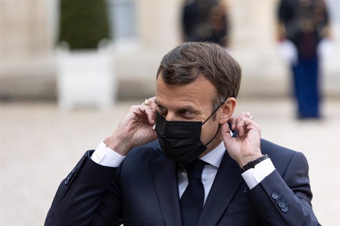 Emmanuel Macron, presidente de Francia, con mascarilla