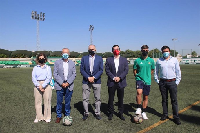 Firma del convenio entre Fundación Real Betis y Fundomar