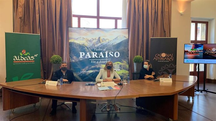 De izquierda a derecha, el presidente de la Asociación Aldeas-Alojamientos Rurales de Asturias, José Luis Cueli; la viceconsejera de Turismo, Graciela Blanco, y la presidenta de la Asociación de Hoteles Casonas Asturianas, Noelia Esteban.