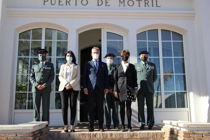 La directora general de la Guardia Civil, María Gámez, ha visitado el Puerto de Motril (Granada) para reunirse con su presidente, José García Fuentes.
