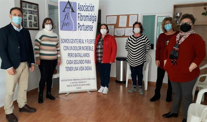 Archivo - El diputado David de La Encina, en una imagen de archivo durante una visita a la Asociación de Fibromialgia Portuense.