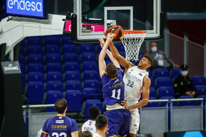 Archivo - Walter Tavares poniendo un tapón