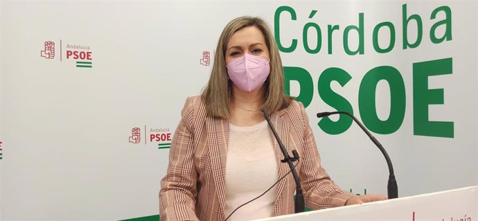 La senadora del PSOE por Córdoba María Jesús Serrano, en la sede de su partido.