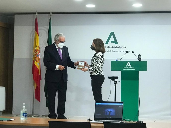 El Defensor del Pueblo, Javier Maeztu, entrega el informe anual del 2020 a la delegada del Gobierno andaluz en Málaga, Patricia Navarro