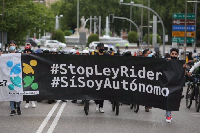 Varios riders a su llegada al Congreso con una pancarta en la que se lee: "#StopLeyRider, #Sísoyautónomo" durante una manifestación en Madrid