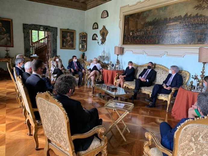 El presidente de C-LM, Emiliano García-Page, en la reunión mantenida con empresas turísticas y touroperadores italianos celebrada en la Embajada de España en Roma.