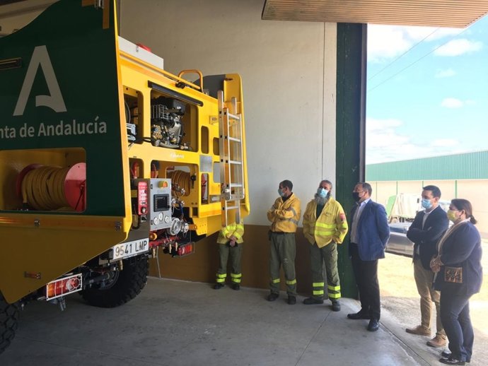 Visita de los delegados Sánchez y Gallardo a la nave de El Castillo de las Guardas