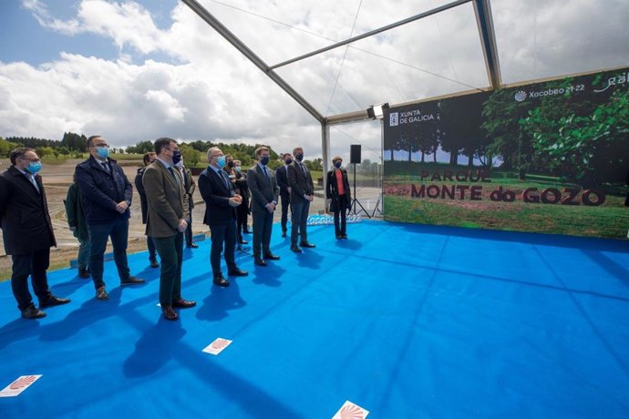 Acto de inauguración de las obras de revitalización del Monte do Gozo al que ha asistido el presidente de la Xunta, Alberto Núñez Feijóo, entre otras autoridades