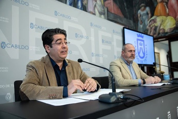 Archivo - El presidente del Cabildo de Tenerife, Pedro Martín, y el vicepresidente, Enrique Arriaga, en rueda de prensa