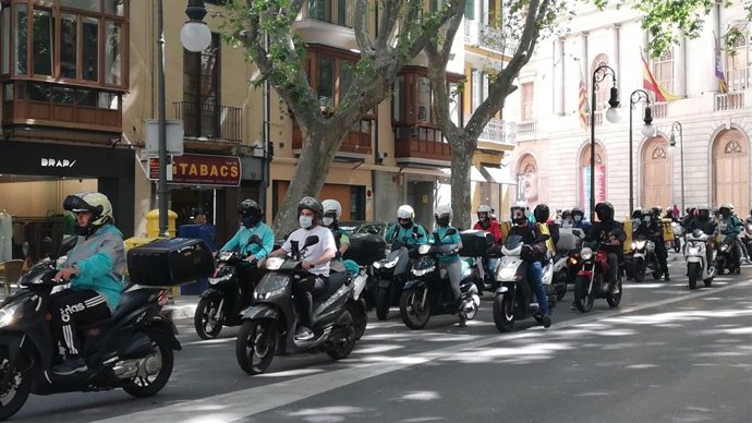 Una caravana de 'riders' se manifiesta en Palma contra la 'Ley de Riders' aprobada por el Gobierno por decreto.