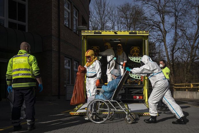 Archivo -  Trabajadores sanitarios de República Checa trasladan a un paciente, en marzo de 2021