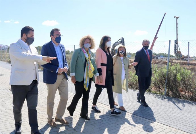 Dirigentes del PP andaluz visitan la parcela del nuevo colegio de Pescadería.