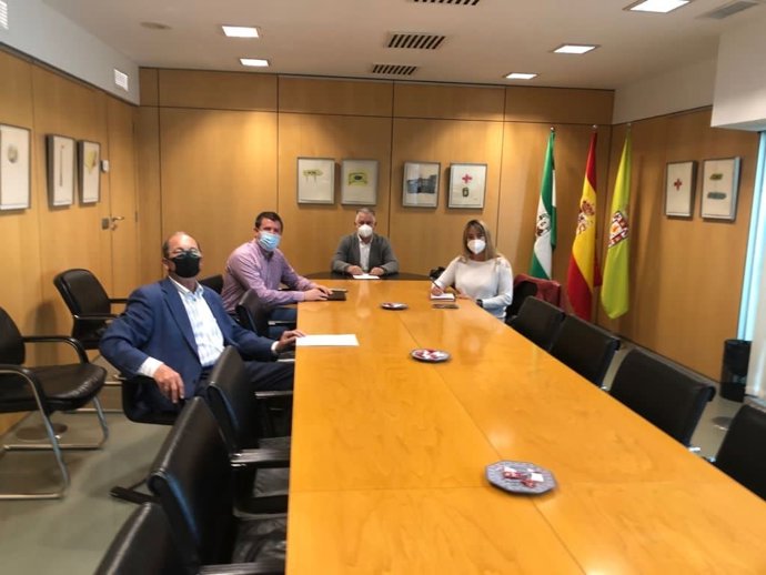 El vicepresidente tercero y diputado de Obras Públicas y Vivienda de Granada, José María Villegas, se ha reunido con representantes de la Mancomunidad del Río Monachil-