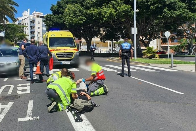 Personal sanitario del SUC atiende al joven tras sufrir el atropello