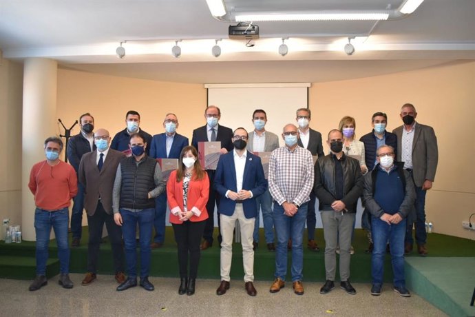 Ayuntamiento de Almansa, los sindicatos Comisiones Obreras y Unión General de Trabajadores, la Confederación de Empresarios de Albacete y la Asociación Provincial de Fabricantes de Calzado y Afines de Albacete (FICE-Almansa) apoyan al calzado de Almansa.