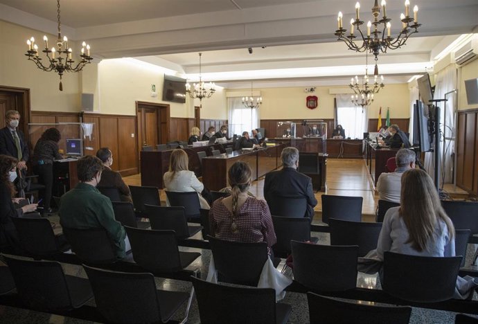 Los acusados en la primera sesión del juicio por la pieza del caso Invercaria de Juana Martín
