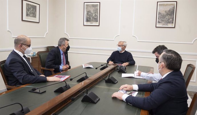 Imagen de la reunión del alcalde de Valncia, Joan Ribó; el presidente de Air Nostrum, Carlos Bertomeu, y el consejero delegado de Ilsa, Fabrizio Fabara.