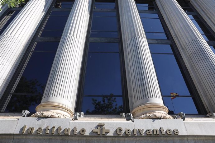 Archivo - Letrero del Instituto Cervantes en la fachada del Edificio de las Cariátides, en Madrid