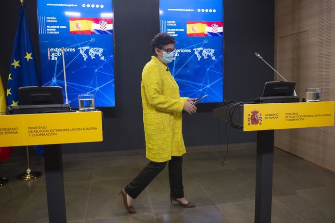 La ministra de Asuntos Exteriores, Unión Europea y Cooperación, Arancha González Laya, se dirige a ofrecer una rueda de prensa en el Palacio de Viana, a 11 de mayo de 2021, en Madrid (España). La comparecencia tiene lugar tras un encuentro con su  homól