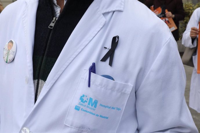 Archivo - Detalle de un lazo negro colgado en la bata de un médico durante la concentración de componentes de la Asociación de Médicos y Titulados Superiores de Madrid (Amyts); de la Confederación Estatal de Sindicatos Médicos (CESM); y del Foro de la P