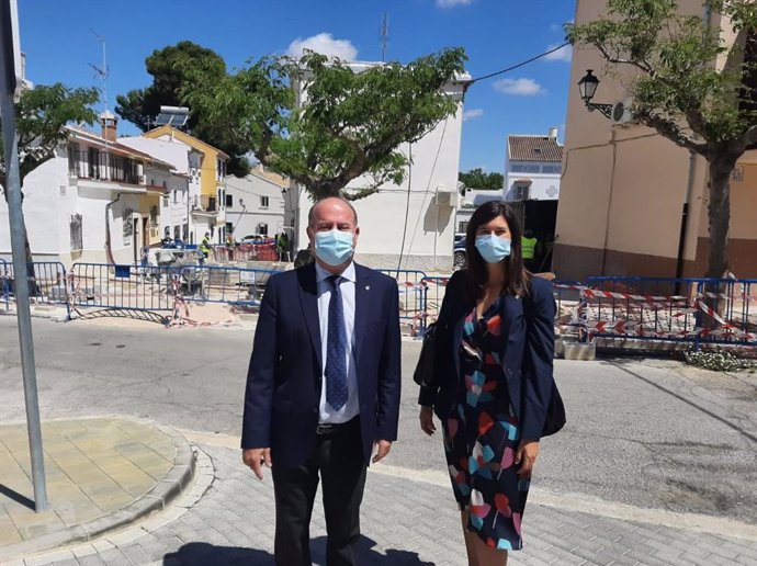 Mónica Alejo, delegada territorial de Administración Local en Málaga, junto al alcalde de Antequera, Manuel Barón, en una visita al municipio
