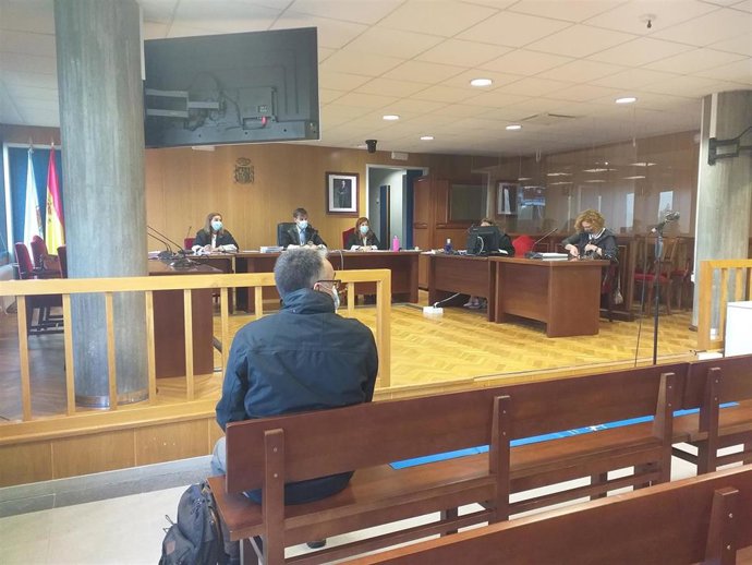 Archivo - Un entrenador de taekwondo acrobático, acusado de abusos sexuales a una menor, en la última sesión del juicio celebrado contra él, en la sección quinta de la Audiencia Provincial de Pontevedra (sede en Vigo).