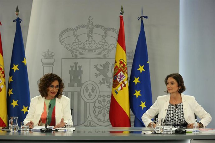 La ministra Portavoz y de Hacienda, María Jesús Montero; y la ministra de Industria, Comercio y Turismo, Reyes Maroto, comparecen en rueda de prensa posterior al Consejo de Ministros celebrado en Moncloa, a 11 de mayo de 2021
